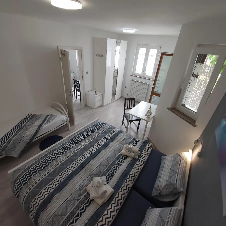 Spalnica apartmaja 36 z zakonsko in enojno posteljo