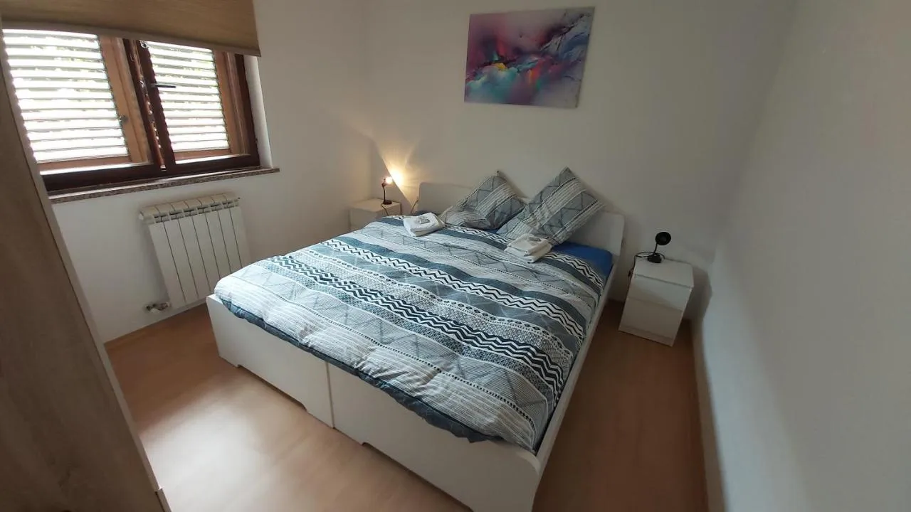 Spalnica apartmaja 38 z zakonsko posteljo